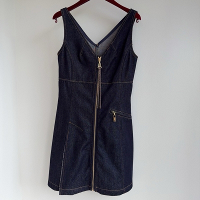 LV路易威登 2025系列新款迷你牛仔連衣裙出貨本款迷你連衣裙取材深洗丹寧布，以修身V領銜接A字裙擺令日常著裝顯露嫵媚意味。正面全長明拉鍊配有 Monogram 帆布拉鍊頭，與斜向口袋巧妙呼應 100%棉 現貨