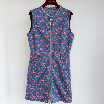 LV路易威登 2025新款新一季度度假限定重工酵洗牛仔定制老花印花櫻桃圖案圓領做舊毛邊 拉鍊無袖連衣裙出貨版型百搭舒適好穿寬鬆版型款式，定制工裝風 上身穿搭寬鬆包容性很強，版型經過反復調整，好穿且舒適 超強辨識