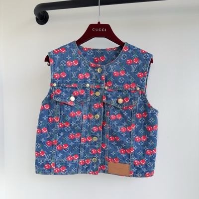 LV路易威登 2025新款新一季度度假限定重工酵洗牛仔定制老花印花櫻桃圖案圓領做舊 拉鍊無袖馬甲外套出貨版型百搭舒適好穿寬鬆版型款式，定制工裝風 上身穿搭寬鬆包容性很強，版型經過反復調整，好穿且舒適 超強辨識度