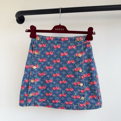 LV路易威登 2025新款重工酵洗牛仔定制老花字母櫻桃印花圖案短裙出貨版型百搭舒適好穿修身款式，定制工裝風 褲身寬鬆包容性很強，中高腰，腰部版型經過反復調整，收攏贅肉舒適好穿不勒腹，超強辨識度，定制牛仔字母金屬