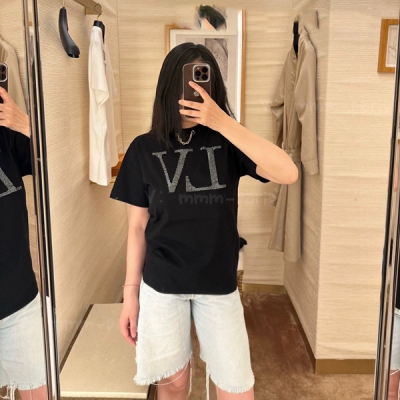 LV路易威登 2025新款經典圓領淨色定制金屬鏈條立體重工燙鑽字母短袖T恤出貨面料舒適燙鑽字母對版還原區別普通印花對版的燙鑽字母圖案裝飾胸前 高級百搭 版型剪裁 簡單精品 現貨S/M/L