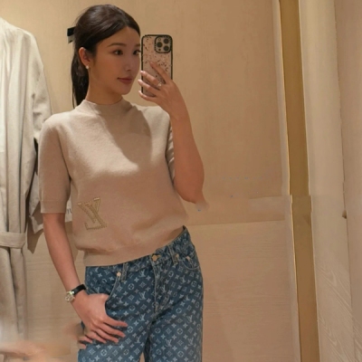 LV路易威登 2025fw 圓領logo刺繡上衣 追求品質的一定要入哦 簡約高級衣櫥必備 超細支紗線+進口機刺繡工藝 舒適感透感超棒 淺色系的單品超百搭。簡單不失時髦感 與日常完美適配！SML