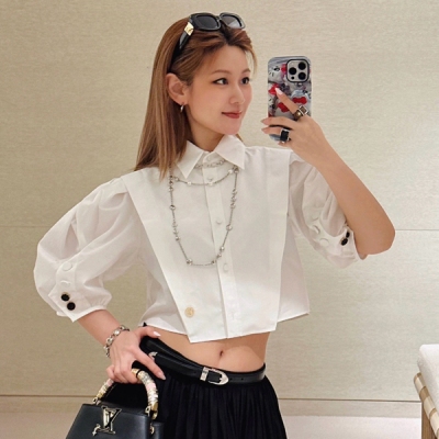 LV路易威登 2025ss 泡泡袖短款襯衣 兩種紐扣的設計很有層次感 短款版型時髦洋氣 韓劇女主的鬆弛感 穿出毫不費力的高級感 正式場合的端莊優雅完全拿捏到位 氣質輕熟小女人穿搭 SML