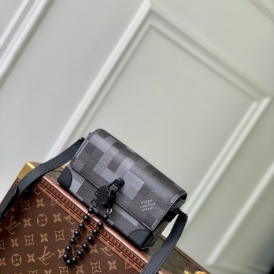 LV路易威登 免稅動態晶片版 M14923 本款 Steamer 迷你手袋以 Damoflage Black 塗層帆布呈現 Pharrell Williams 的俊逸考究設計。圖元化 Damier Graphi