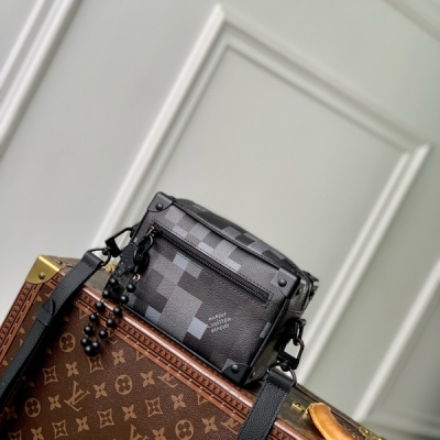 LV路易威登 免稅動態晶片版 M14922 本款 Mini Soft Trunk 手袋為 Damoflage Black 塗層帆布搭配牛皮革飾邊，並于小巧包身鋪陳 Pharrell Williams 筆下的圖元