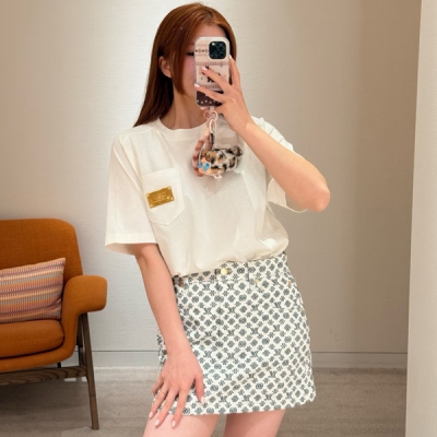 LV路易威登 2025系列新款高級淨色面料 金屬字母標牌圓領T恤出貨本款T恤取材柔軟透氣的棉質針織 為休閒廓形搭配羅紋圓領，成就舒適日常佳選。胸前貼袋點綴定制金屬銘牌 主面料100%棉 現貨S/M/L