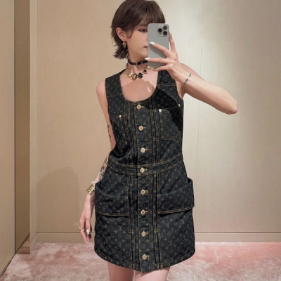 LV路易威登 2025系列新款撞色老花圖案MONOGRAM丹寧紐扣前襟無袖連衣裙出貨必備單品 本款連衣裙取材Monogram 鐳射印花丹寧布 以撞色明線烘托富有結構感的復古外觀。修身版型結合低圓領和貼袋設計，按