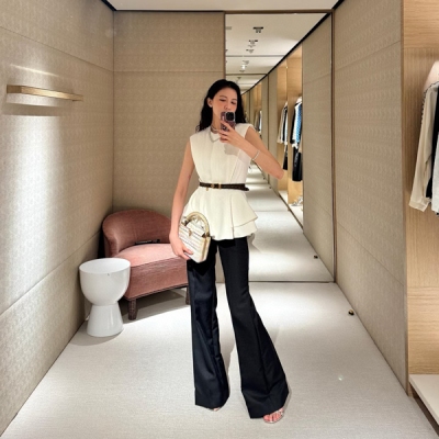 LV路易威登 2025早秋新款定制淨色 內裡老花拼接圓領無袖收腰短連衣裙出貨甜美復古的減齡款 設計顯瘦有氣質 精選面料親膚透氣簡約百搭很少女心的設計 滿幅經典老花圖案 並且附有字母精緻標誌 現貨 單色S/M/L