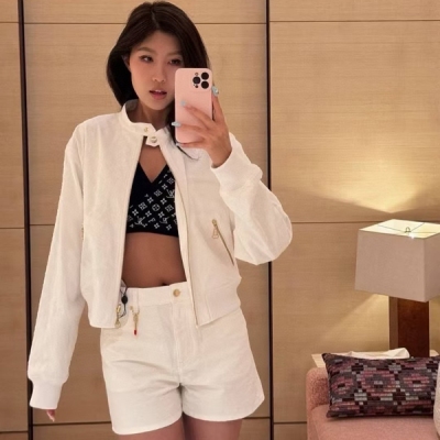 LV路易威登 2025早秋新款金屬拉鍊高領雙面穿夾克外套出貨本款拉鍊夾克取材輕盈混紡錦綸以隱藏式側袋等功能細節駕馭風雨時節Monogram 提花烘托清新色調新季標識拉鍊頭豐富設計層次 現貨S/M/L 雙面穿搭