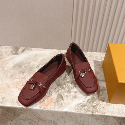 LV路易威登 代購級別 專櫃最新復古休閒鞋！眾多網紅明星紛紛開秀上腳炸街，這款系帶休閒運動鞋妥妥的美式復古風格 上腳超級好看舒適，經典百搭的絕絕子單品/荔枝紋牛皮面料羊皮內裡/墊腳，原版開模橡膠鞋底/耐彎耐折超