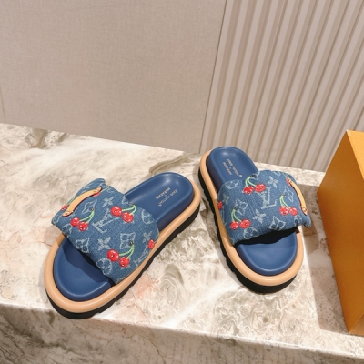 LV路易威登 情侶款櫻桃系列拖鞋，頂級版本專櫃主打最新款LV拖鞋 硬貨上新，代購級別！高級感十足！國內外博主刷爆的一款，復古又時髦 上腳美炸了！官網主推款！鞋面：原版面料3D彩印 墊腳: 進口山羊皮裡 大底：原