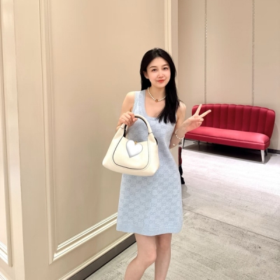 Gucci古馳 2025春夏新款重工老花字母針織無袖長款連衣裙出貨時髦搶眼高級定制面料搭配 定製版型面料 做工細節全部高品質 進口紗線質感無敵 減齡少女氣質百搭，經典版型巨顯瘦時髦必備 單品現貨S/M/L
