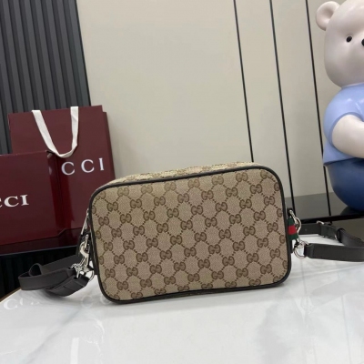 Gucci古馳 新品 GG帆布致敬品牌立等可辨的GG字母交織圖案，該圖案源自品牌創始人Guccio Gucci先生的姓名首字母縮寫。這款日常托特包綴飾紅綠織帶細節，配以深棕色皮革肩帶，是您理想的搭配選擇。米色和深棕色GG帆布 深棕色皮革滾邊