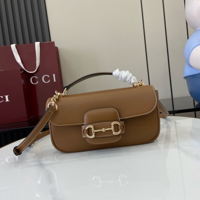 Gucci古馳 新品 這款Gucci Horsebit 1955系列小號手提包延續馬術風格，搭配雙環和長條形設計，巧妙融合淺金色調細節與光面牛皮革，亦可輕鬆打造肩背和斜挎造型。棕色光面牛皮革搭配撞色縫線 淺金色調配件 棕色棉麻混紡襯裡 正面