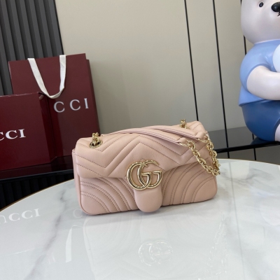 Gucci古馳 新品 品牌標誌性GG Marmont系列匠心融蘊雙G造型配件和切面鏈式包帶，甄選柔軟皮革締就線條柔和的包型。淺粉色V型Matelassé羊皮革 淺金色調配件 古馳安可拉紅粘膠纖維襯裡 內部：一個開口袋 滑鏈包帶可作為肩帶（5