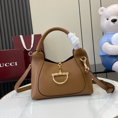 Gucci古馳 新品 這款Gucci Softbit系列肩背包匠心融蘊大號半馬銜扣造型品牌經典馬術風格配件。棕色粒面牛皮革 淺金色調配件 棕色超細纖維襯裡 半馬銜扣 提手高：15釐米 磁扣開合 型號：837333。尺寸：27.5x21x16