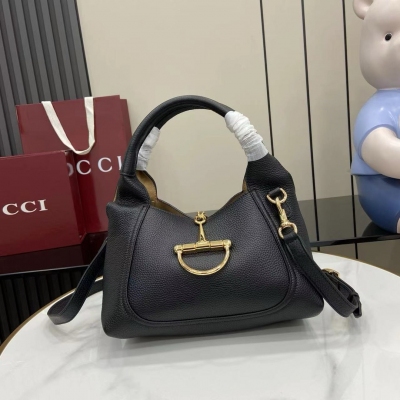 Gucci古馳 新品 這款Gucci Softbit系列肩背包匠心融蘊大號半馬銜扣造型品牌經典馬術風格配件。棕色粒面牛皮革 淺金色調配件 棕色超細纖維襯裡 半馬銜扣 提手高：15釐米 磁扣開合 型號：837333。尺寸：27.5x21x16