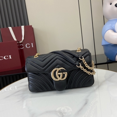 Gucci古馳 新品 品牌標誌性GG Marmont系列匠心融蘊雙G造型配件和切面鏈式包帶，甄選柔軟皮革締就線條柔和的包型。簡約俐落的後袋令中號和大號包袋更具實用性。古馳安可拉紅V型Matelassé羊皮革 淺金色調配件 古馳安可拉紅粘膠纖