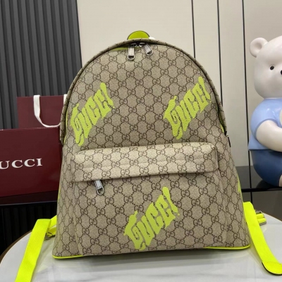 Gucci古馳 新品 這款背包是2025早秋系列的一款力作。此單品以自然光澤黑色軟皮匠心打造，巧妙融入雙G元素和Gucci印花壓紋標識。織帶細節令整體廓形愈發豐滿，締就引人矚目的日常配飾。自然光澤黑色軟皮 鈀金色調配件 Gucci印花壓紋標