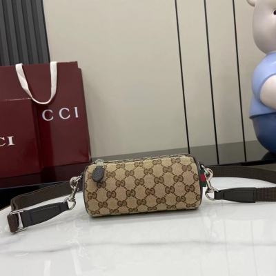 Gucci古馳 新品 GG帆布致敬品牌立等可辨的GG字母交織圖案，該圖案源自品牌創始人Guccio Gucci先生的姓名首字母縮寫。這款日常托特包綴飾紅綠織帶細節，配以棕色皮革滾邊，是您理想的搭配選擇。米色和深棕色GG帆布 深棕色皮革滾邊