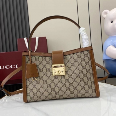 Gucci古馳 新品 Padlock系列推出多款背攜方式多樣的時尚包款，為2025早秋系列增色添彩。這款手提包採用織帶襯裡，讓人不禁聯想起品牌標誌性圖案。米色和深棕色GG字母交織圖案塗層織物 棕色皮革滾邊 淺金色調配件 紅綠織帶棉布襯裡 內