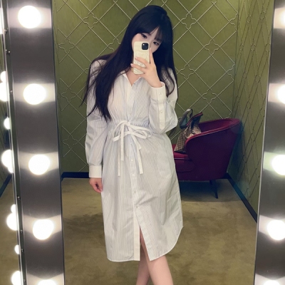 Gucci古馳 2025新款切絲棉長款襯衫出貨2025早秋系列匠心融蘊條紋和品牌標誌性圖案以航海風設計項目為休閒廓形添姿加彩，締造理想海邊穿搭單品。這款配領結長袖襯衫選用條紋切絲棉打造，標識低調點綴於衣身，彰顯品牌格調 現貨 S/M/L