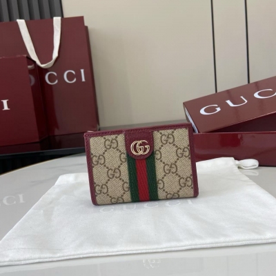 Gucci古馳 2025春夏新款重工印花字母圖案圓領短袖T恤出貨定制全棉材質 絲光處理 舒適親膚沿用活性印花工藝 撞色印花手法 做舊復古 精緻圖案融入 成衣氣質感滿滿常規寬鬆版型剪裁 上身貼合身形 洋氣減齡 現貨S/M/L