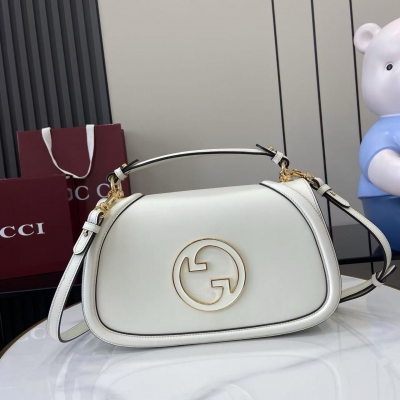 Gucci古馳 新品 2025秋冬系列, 全新GG Emblem系列煥新詮釋品牌的雋永優雅風範和精湛工藝。設計精心搭配鏈式肩帶，並隨附可調節牛皮革肩帶。黑色GG印花壓紋牛皮革 淺金色調配件 黑色棉質襯裡 內部：一個開口口袋 鏈式肩帶（14釐