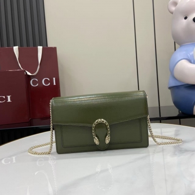 Gucci古馳 新品 這款鏈式錢包採用漆皮製成，包型挺闊，淺金色調鏈式肩帶提供了多種造型選擇。古馳森林綠(Rosso Ancora)漆皮 淺金色調配件 Gucci森林綠絨面革和塔夫綢襯裡 內部：6個卡片隔層和1個拉鍊袋 外部：1個平口袋 鏈