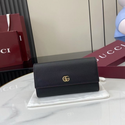Gucci古馳 新品 此款GG Marmont系列小號錢包內裡採用撞色設計，增添亮眼新意。挺括包身造型與標誌性金色調效果雙G配件相映成趣。黑色和古馳安可拉紅皮革 金色調配件 古馳安可拉紅塔夫綢襯裡 雙G 5個卡片隔層、1個開口口袋 1個鈔票