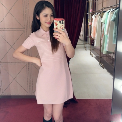 Gucci古馳 2025秋季新款定制高級灰 印花字母圓領衛衣出貨上身Blingbing 新款元素人手必備基礎的一款 胸前定制字母英文標識領子袖口包邊相呼應減齡學院風高品質 版型無敵顯瘦 穿上簡直秒變乖巧少女 非常高級 財閥奢侈感十足 完美做