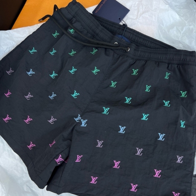 LV路易威登 2025ss 漸變logo沙灘褲每年夏天大熱的一款短褲 夏天有遊玩必備 舒適的同時擁有時髦感！刺繡漸變彩三色 細節非常到位 當作日常運動短褲也很不錯 SML