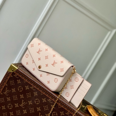 LV路易威登 新款 免稅 晶片版 M14968 本款 Pochette Félicie 鏈條包為皮革包身浸染雙重色調，搭配分別設有拉鍊和卡片夾層的可拆卸口袋。煥新演繹的 Monogram 圖案鋪陳其上。耀目鏈條