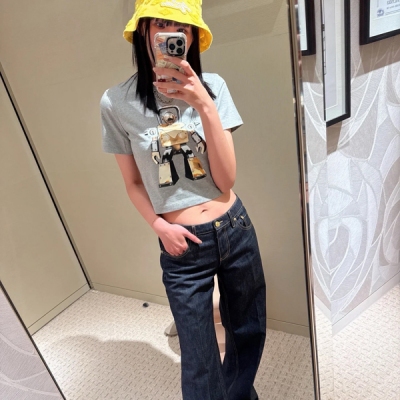 LV路易威登 2025系列新款立體定制機器人字母圖案圓領鏈條短T恤出貨本款短上衣以柔軟棉質針織塑造經典構型成就舒適穿著體驗胸前的機器人印花圖案致意 2025秀場，圓領點綴金屬質感字母鏈條? 主面料：100% 棉