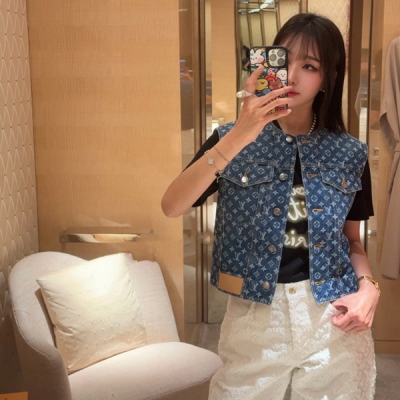 LV路易威登 2025ss 老花牛仔套裝 經典老花與丹寧牛仔的搭配 帥氣又時尚 馬甲半裙 上身效果又酷又颯爽 牛仔的面料 硬挺有型 辨識度超高的一款 秒變時髦精！ SML 馬甲/裙子
