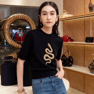 LV路易威登 2025fw 刺繡金蛇針織短袖小圓領的別致加上刺繡珠片的精緻感 定制超細羊毛舒適度指數很棒 單穿或者作為內搭都好看 SML