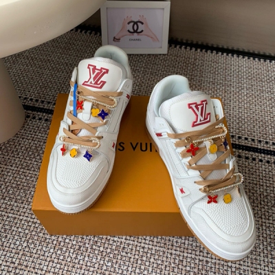 LV路易威登 新款Trainer系列情侶款籃球鞋，新色超級難買、專櫃分分鐘斷貨。每個配色都超火 值得入手！鞋面原版開發粒面小牛皮，原版開模TPU大底、質感原版一致，請認准我家品質，請注意區分市面通貨材料，情侶款