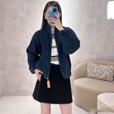 LV路易威登 2025新款新一季度度假限定重工酵洗牛仔定制老花印花翻領金屬拉鍊外套 出貨版型百搭舒適好穿寬鬆版型款式，定制工裝風 上身穿搭寬鬆包容性很強，版型經過反復調整，好穿且舒適 超強辨識度，定制牛仔字母金