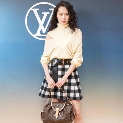 LV路易威登 2025秋季新款無袖格紋飛行員夾克外套格紋褶皺半裙出貨本款系列取材舒適混紡面料，以秀場系列的冬日元素煥新動感飛行員設計。羅紋針織下擺為新季格紋勾勒邊框，壓紋紐扣點亮前襟。並且附有精緻字母內襯 現貨