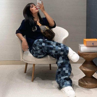 LV路易威登 2025新款針織撞色提花圖案V領短袖開衫出貨本款聚焦 Pharrell Williams與Nigo在2025秋冬季攜手共繪的創意圖景身披標識在正面遊弋字樣標記背後，道出Nigo的文化之源考究圖案通
