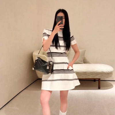 LV路易威登 2025fw 條紋拼接短袖裙 氣質又好穿的一款 版型時收腰的A字廓形 拉高腰線 顯高又顯瘦輕盈俏皮 活力幹練 適合各種身材 SML
