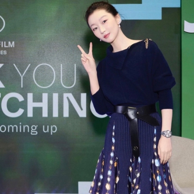 LV路易威登 2025fw 斜肩拉鍊針織上衣單邊肩部鏈條裝飾 精緻又時髦 超顯白的藏藍色 面料手感柔軟舒適 上身效果超贊 適合喜歡休閒慵懶感風跟輕復古風 SML