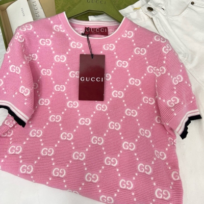 Gucci古馳 2025s 櫻花粉提花針織短袖減齡的甜美少女 顏色太絕了 淺飽和色系自帶追光效果 非常適合春夏的氛圍感 稍寬鬆版型對於身材的包容性很強 定制紗線柔軟親膚 搭配休閒褲直接出街 SML
