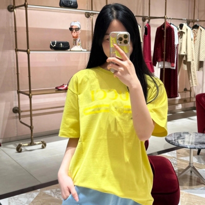 Gucci古馳 2025春夏新款重工印花字母圖案圓領短袖T恤出貨定制全棉材質 絲光處理 舒適親膚沿用活性印花工藝 暈染手法 做舊復古 精緻圖案融入 成衣氣質感滿滿常規寬鬆版型剪裁 上身貼合身形 洋氣減齡 現貨S/M/L