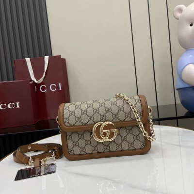 Gucci古馳 新品 Go系列專為運動而生。這款肩背包以精緻而輕盈的GG Monogram膠料匠心打造，配以雅致的鏈帶，為2025春夏系列再添亮眼力作。其包內格局也非常實用，後側設有一個可拆卸鏡子。棕色GG Monogram PVC 棕色皮