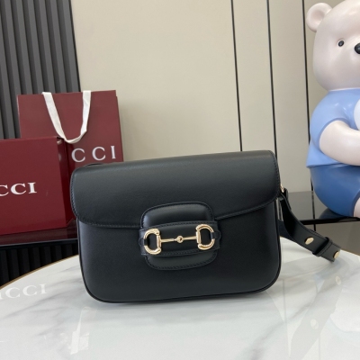 Gucci古馳 新品 這款Gucci Horsebit 1955系列小號肩背包延續馬術風格，搭配雙環和長條形設計，巧妙融合淺金色調細節與光面牛皮革。棕色光面牛皮革搭配撞色縫線 淺金色調配件 棕色棉麻混紡襯裡 正面飾馬銜扣細節 兩側飾半馬銜扣