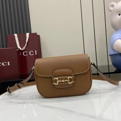 Gucci古馳 新品 這款Gucci Horsebit 1955系列肩背包融蘊淺金色調細節與軟皮，匠心綴飾雙環和長條配件，再現品牌馬術風格設計。棕色光面皮革搭配撞色縫線 淺金色調配件 棕色棉麻混紡襯裡 正面飾馬銜扣細節 內部：一個開口袋 可
