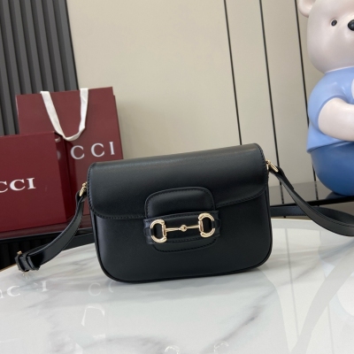 Gucci古馳 新品 這款Gucci Horsebit 1955系列肩背包融蘊淺金色調細節與軟皮，匠心綴飾雙環和長條配件，再現品牌馬術風格設計。棕色光面皮革搭配撞色縫線 淺金色調配件 棕色棉麻混紡襯裡 正面飾馬銜扣細節 內部：一個開口袋 可