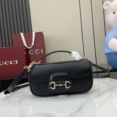 Gucci古馳 新品 這款Gucci Horsebit 1955系列小號手提包延續馬術風格，搭配雙環和長條形設計，巧妙融合淺金色調細節與光面牛皮革，亦可輕鬆打造肩背和斜挎造型。棕色光面牛皮革搭配撞色縫線 淺金色調配件 棕色棉麻混紡襯裡 正面