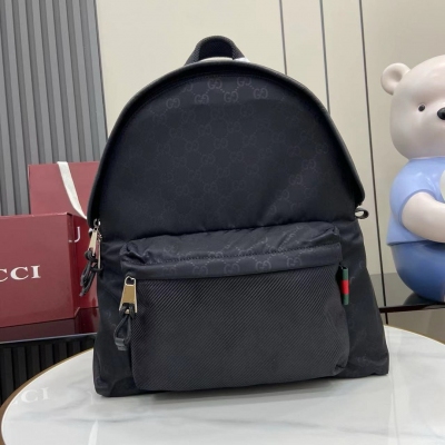 Gucci古馳 新品 2025早春男士包袋系列，匠心融蘊時尚線條與運動風尚。這款中號背包以柔軟耐用的黑色尼龍材質匠心打造，通體GG圖案彰顯精緻底色。其他經典細節還包括紅綠織帶細節。黑色GG尼龍 尼龍襯裡 頂部提手 加襯背面 可調節襯墊式網眼
